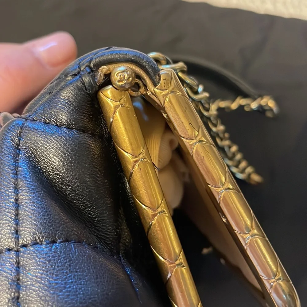 Chanel lamb kiss lock crossbody or bag Italy so soft like butter hard to find - Picture 5 of 10